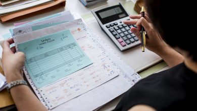 mulher asiatica trabalhando na papelada